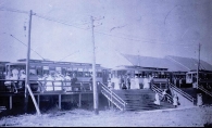 Visitors arriving at Wildwood Park via streetcar, ca 1910.